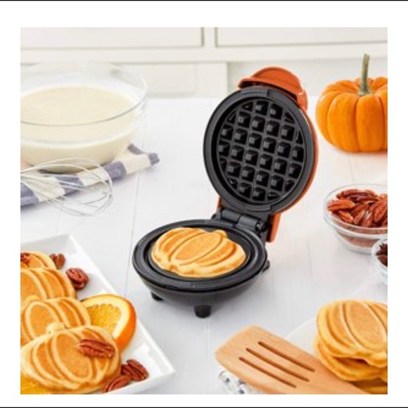 New Dash pumpkin mini waffle maker - Picture 2 of 2
